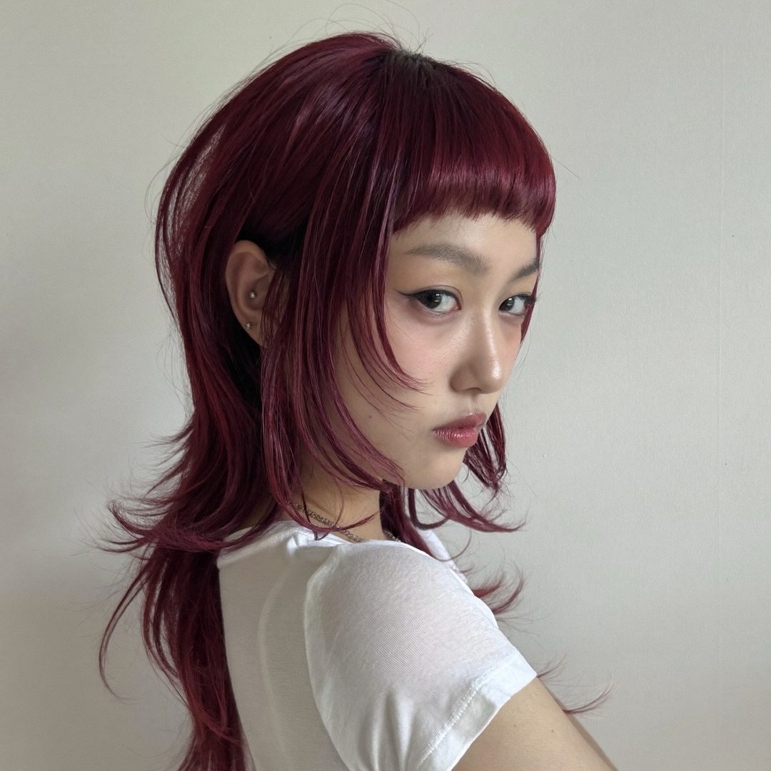 Mẫu tóc wolf cut nhuộm đỏ rượu vang, mái ngắn tại The New's Hair